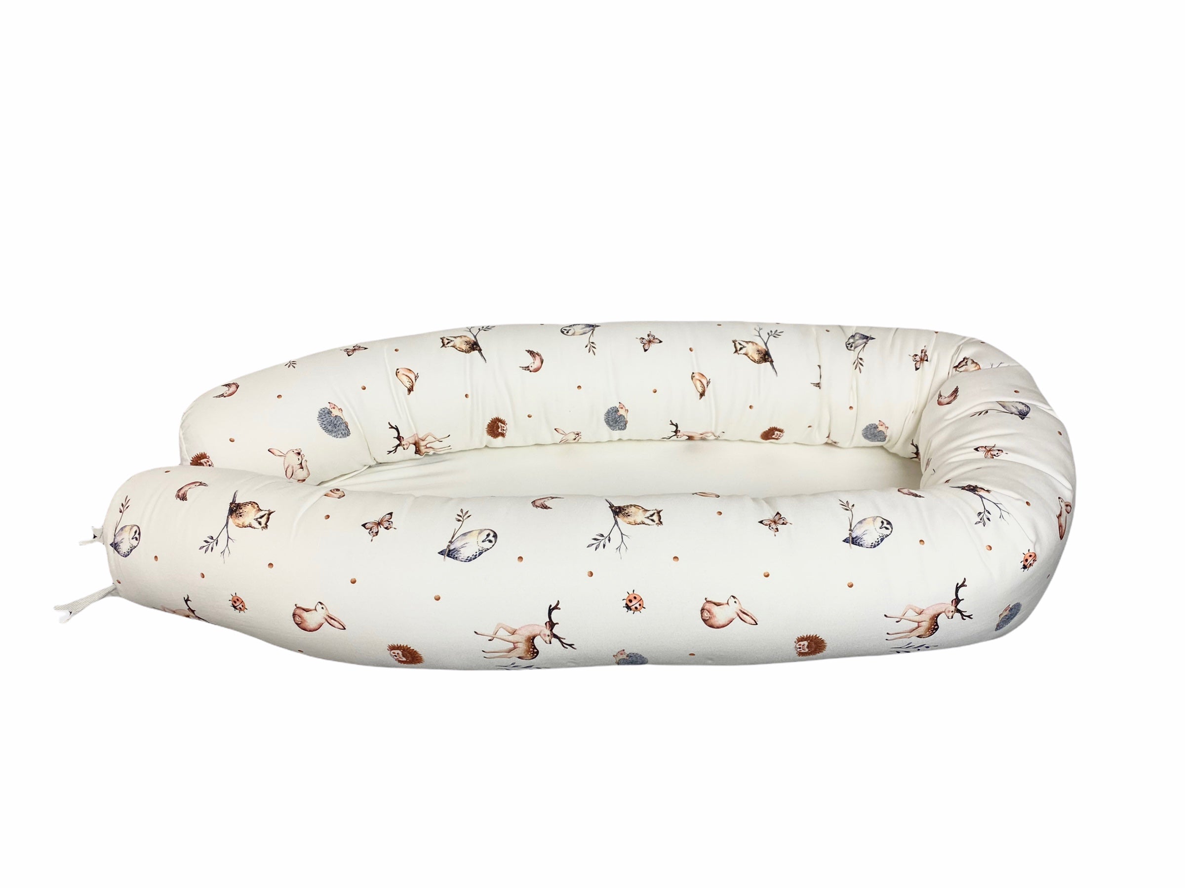 Babynest med skovens dyr set fra siden