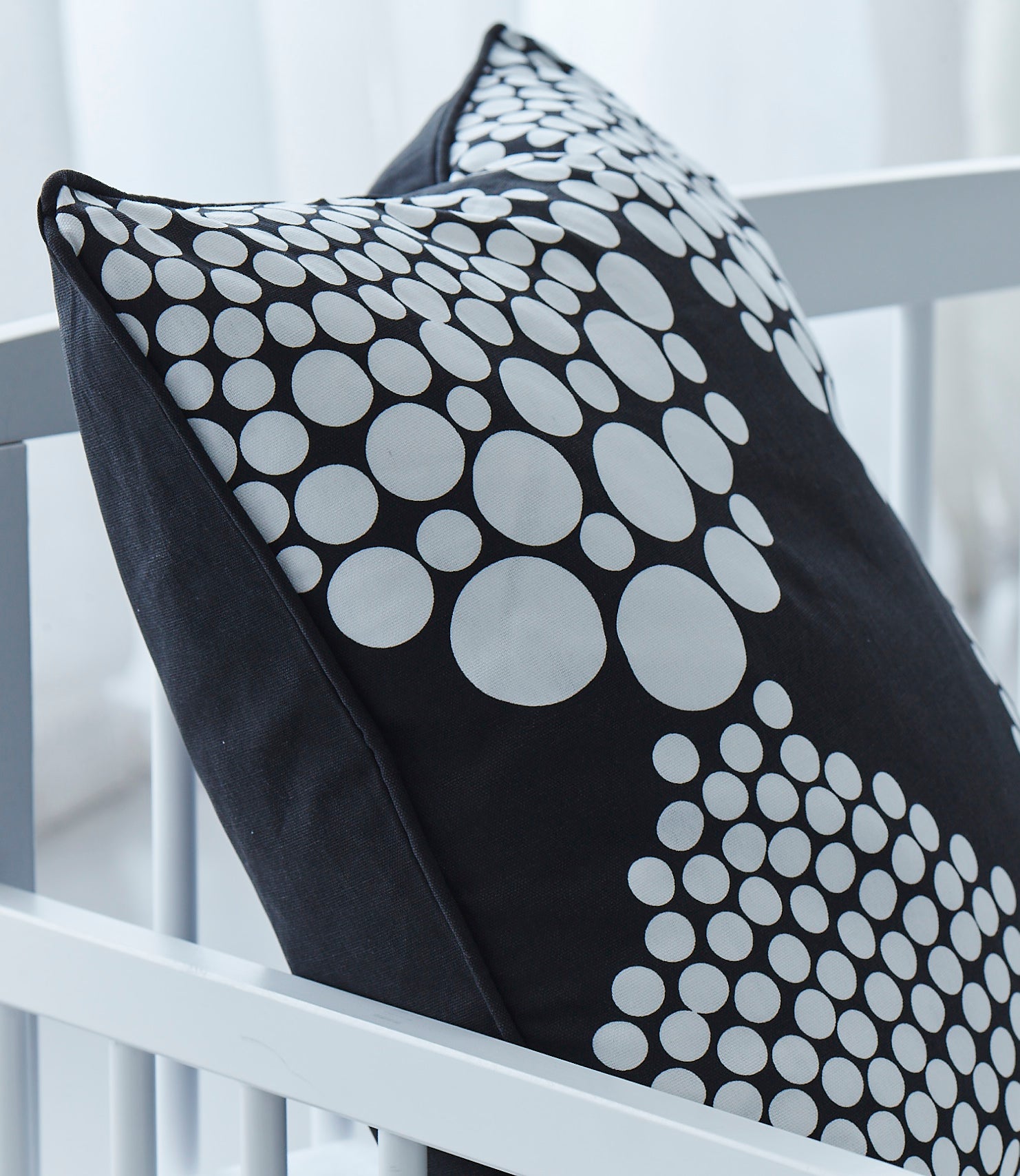 Pyntepude - Sorte & hvide Dots 50x50 - Manostiles Danish Design