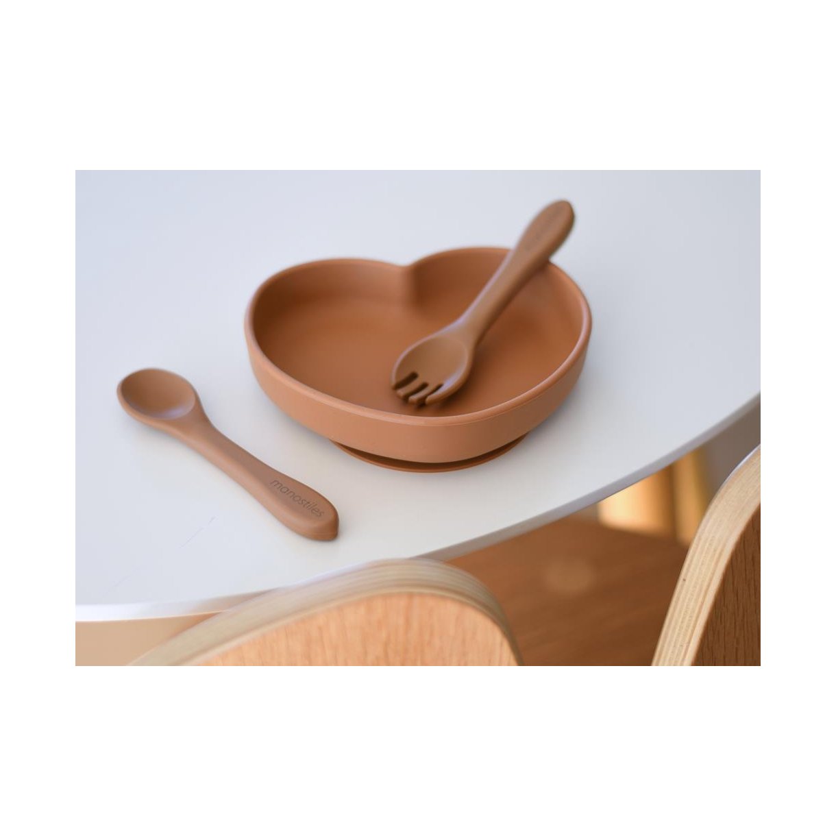 Børnetallerken hjerte i silikone - Brun - Manostiles Danish Design