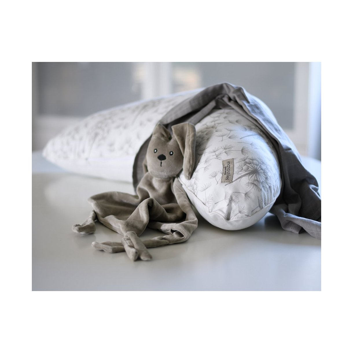 Ammepude i farven hvid med dandelion mønster, sammen med grå kaninbamse