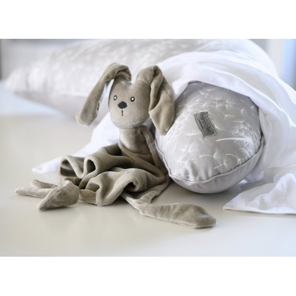 Ammepude i grå dandelion sammen med en grå kaninbamse