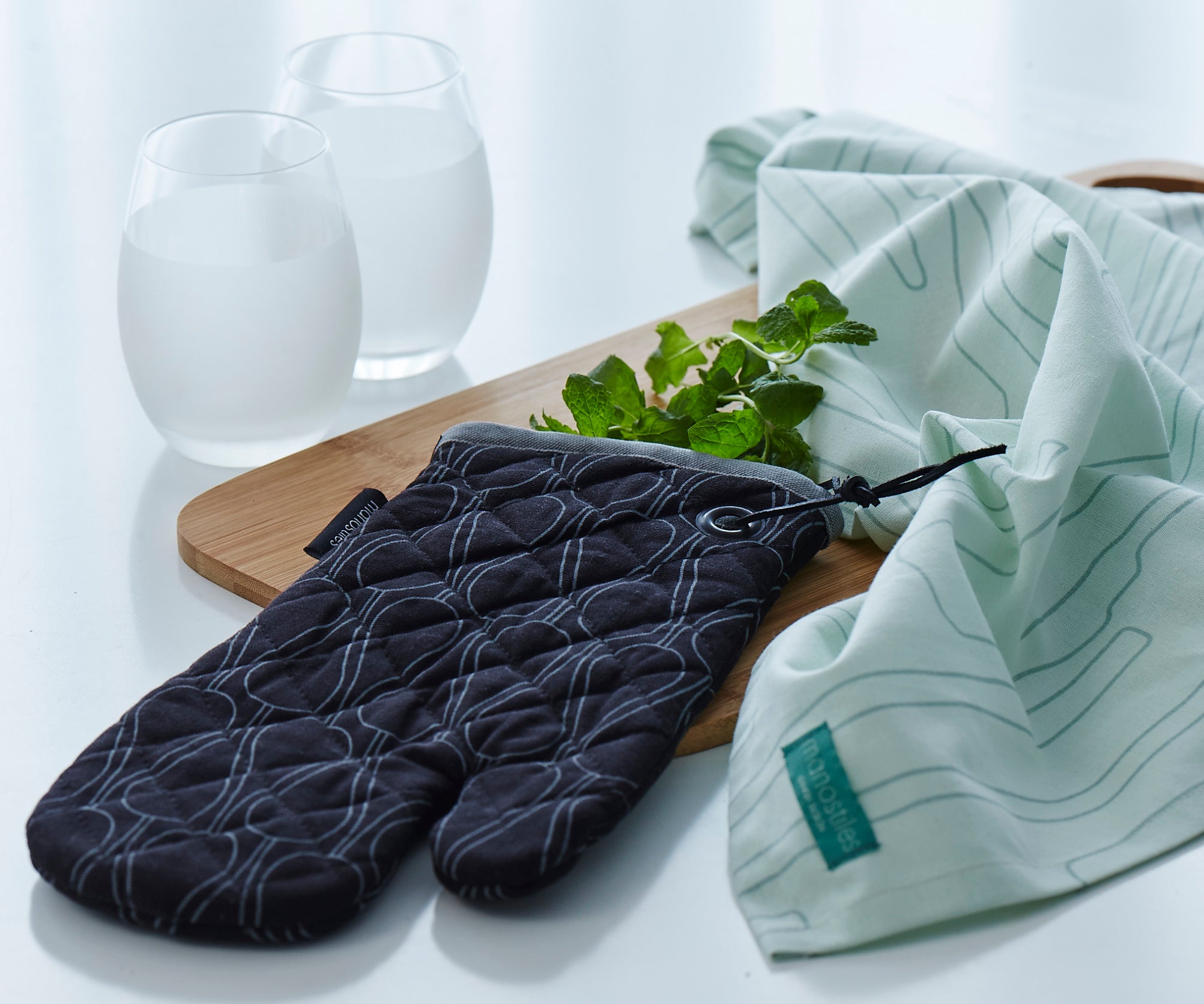 Grydelapper - Sort m. hvide seeds - Manostiles Danish Design