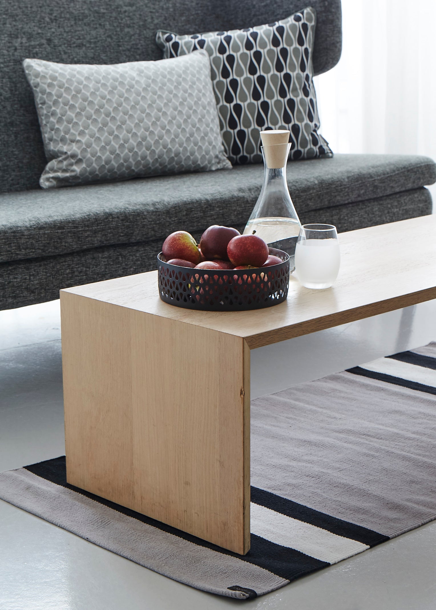 Pyntepude - Grå & hvide dots 40x60 - Manostiles Danish Design