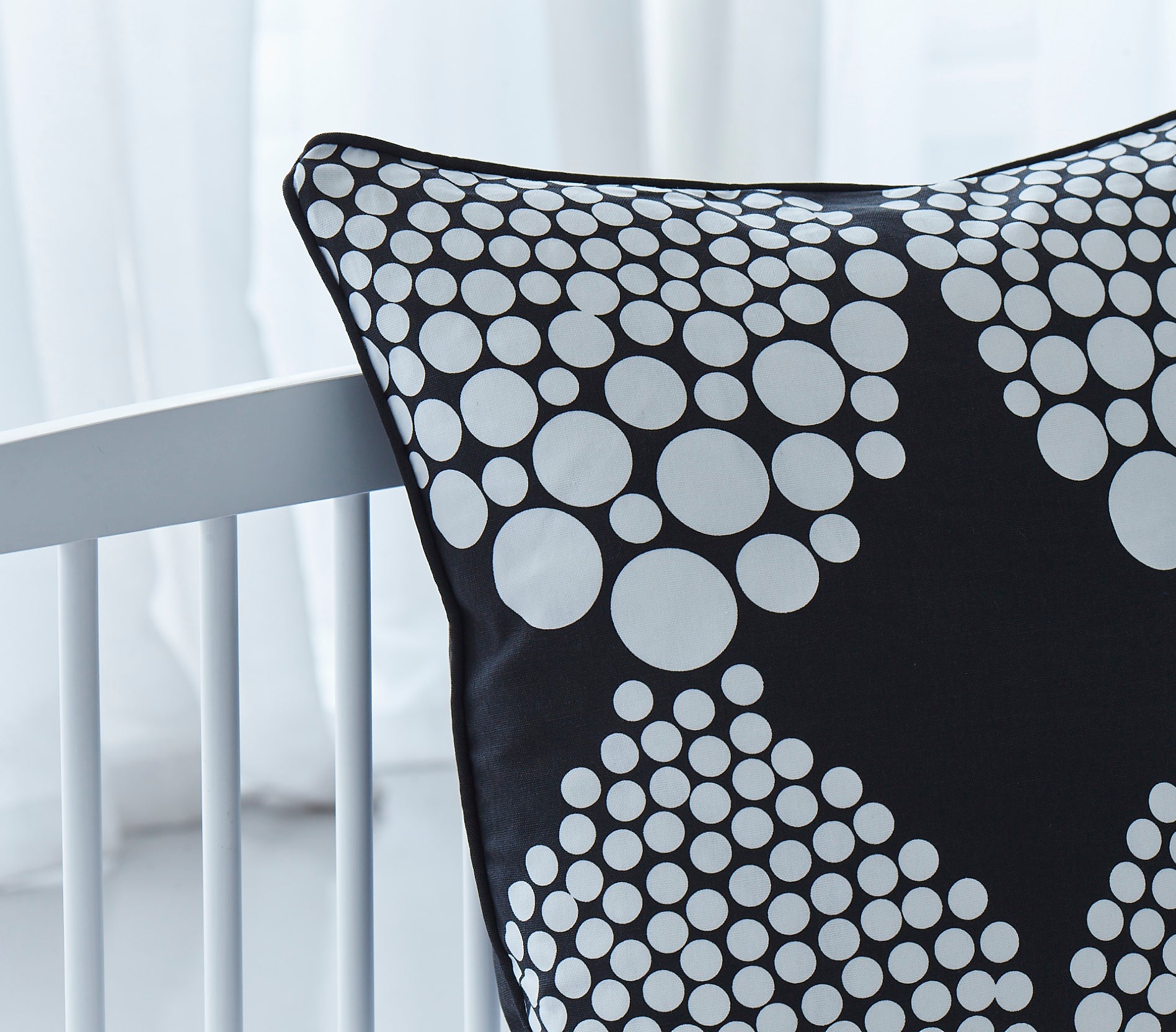 Pyntepude - Sorte & hvide Dots 50x50 - Manostiles Danish Design