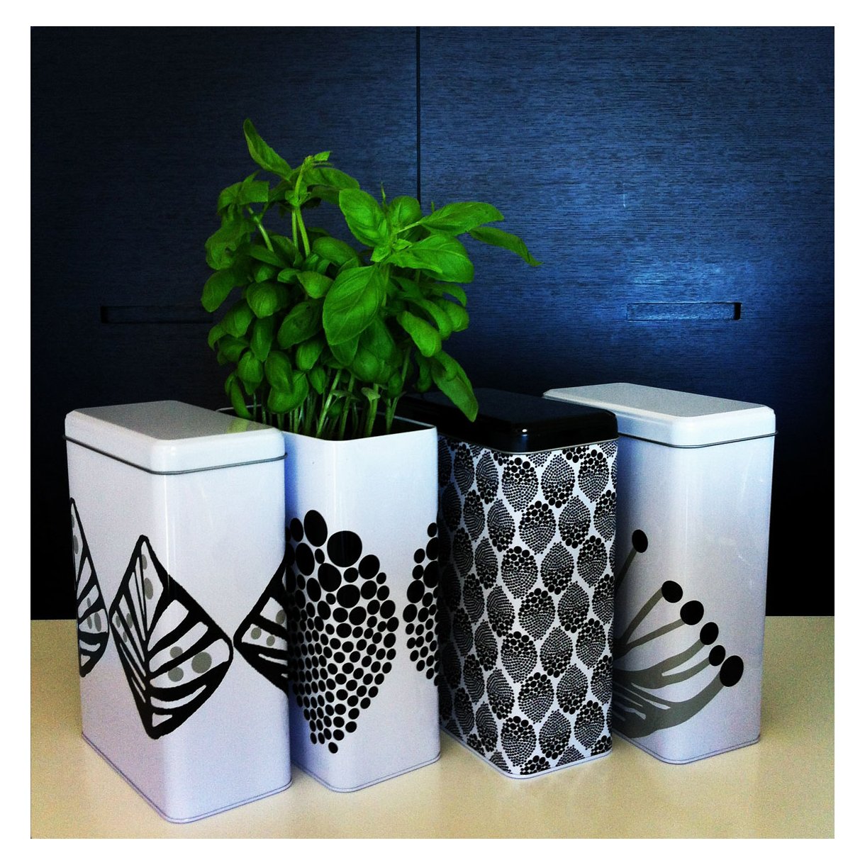 Dåse - Hvid m. sort dots - Manostiles Danish Design
