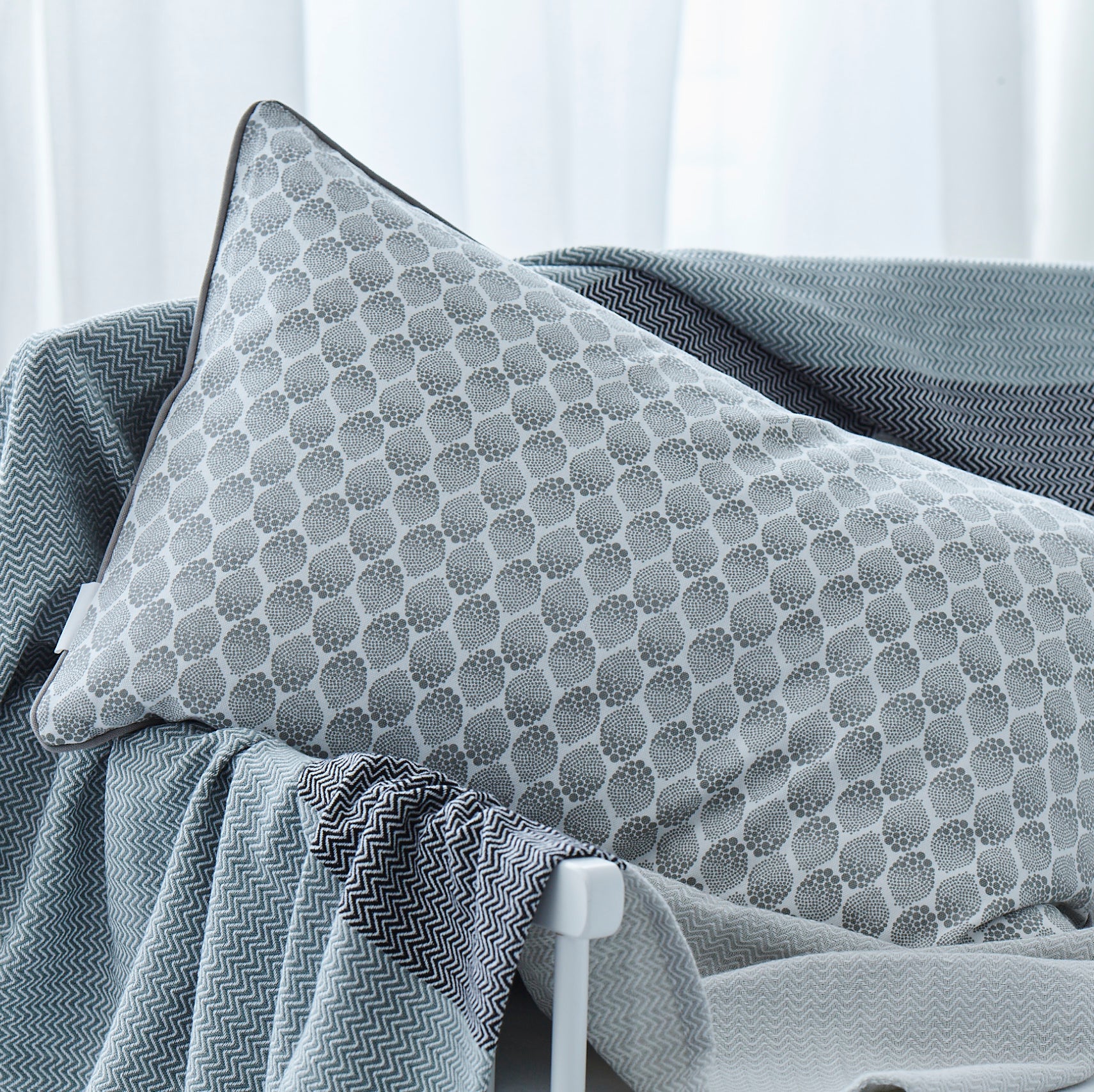 Pyntepude - Grå & hvide dots 40x60 - Manostiles Danish Design