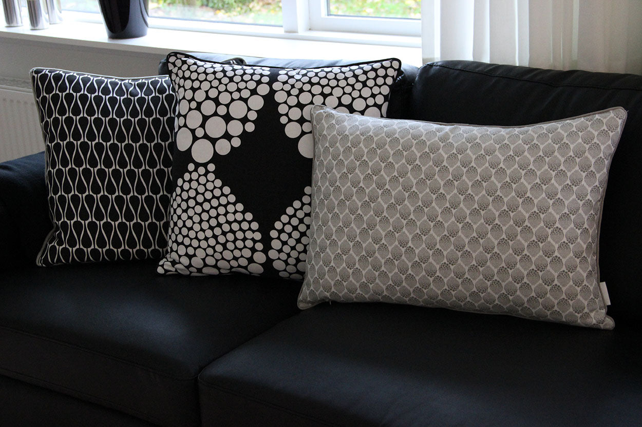 Pyntepude - Grå & hvide dots 40x60 - Manostiles Danish Design