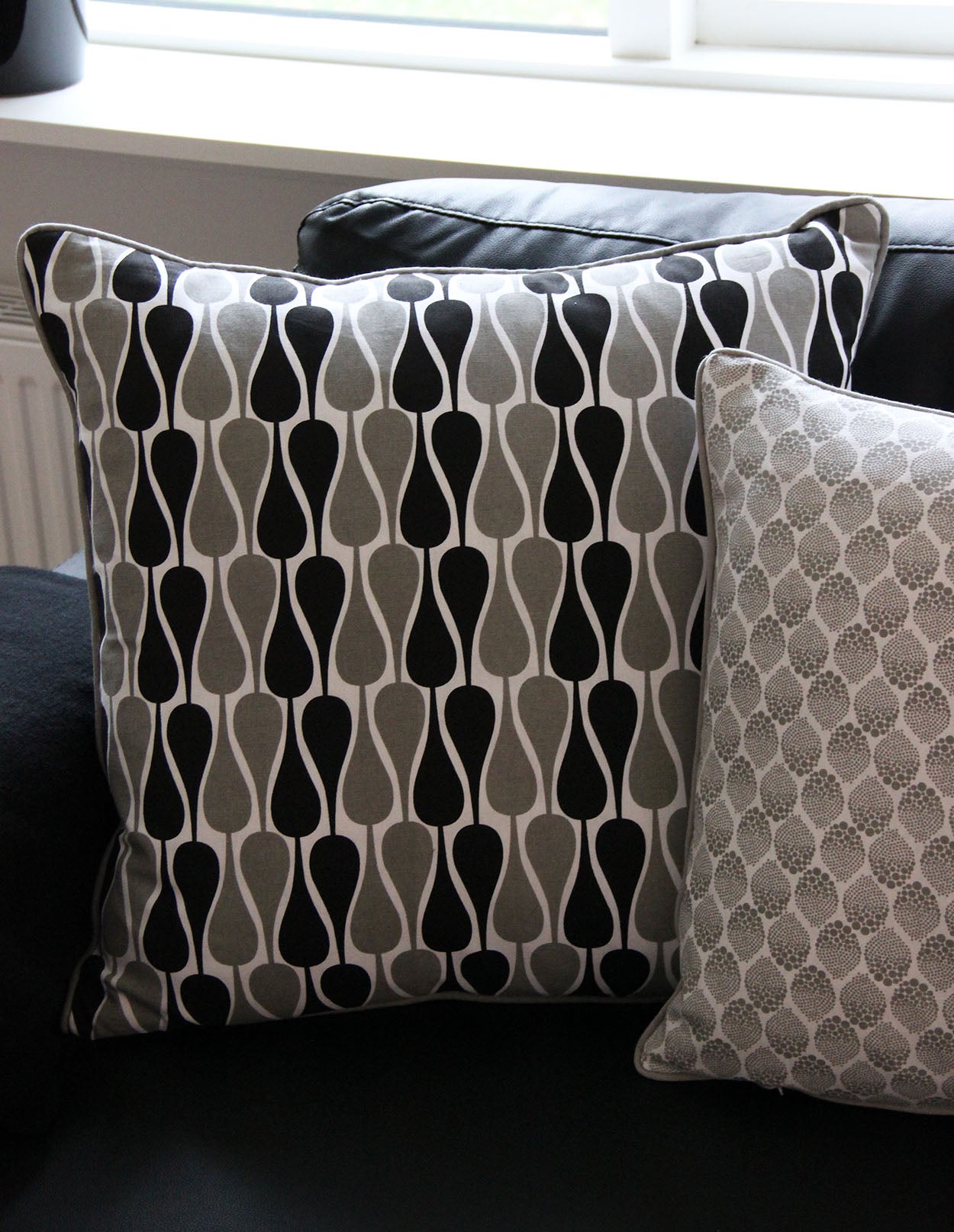 Pyntepude - Grå & sorte Seeds 50x50 - Manostiles Danish Design