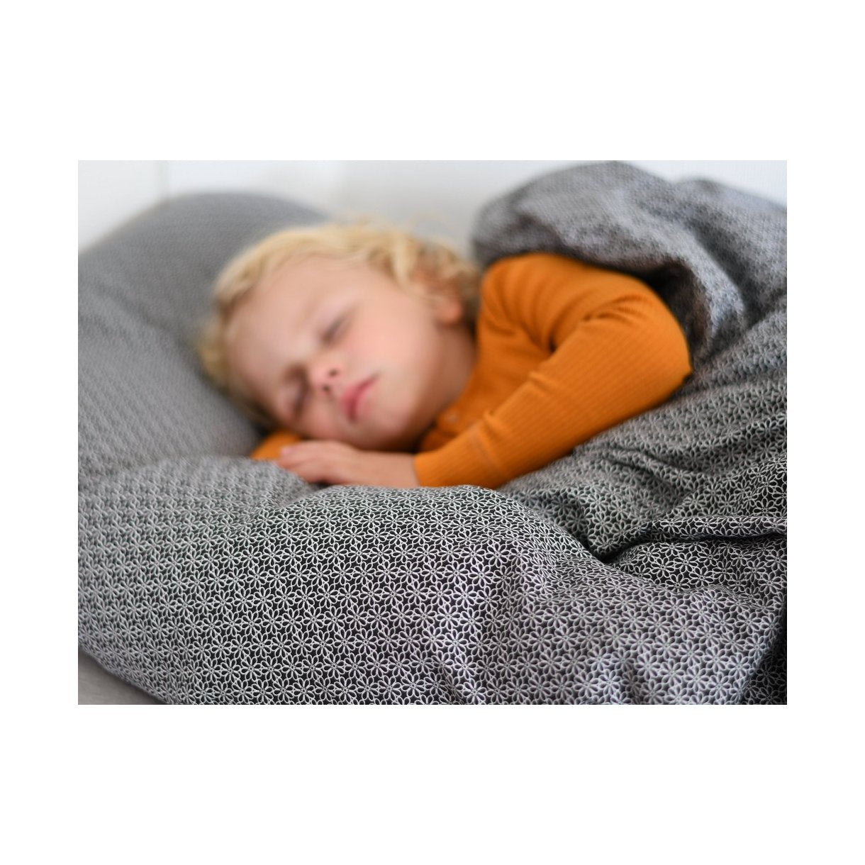 Junior Sengetøj - Perfect Black, Nordic Sky - Manostiles Danish Design