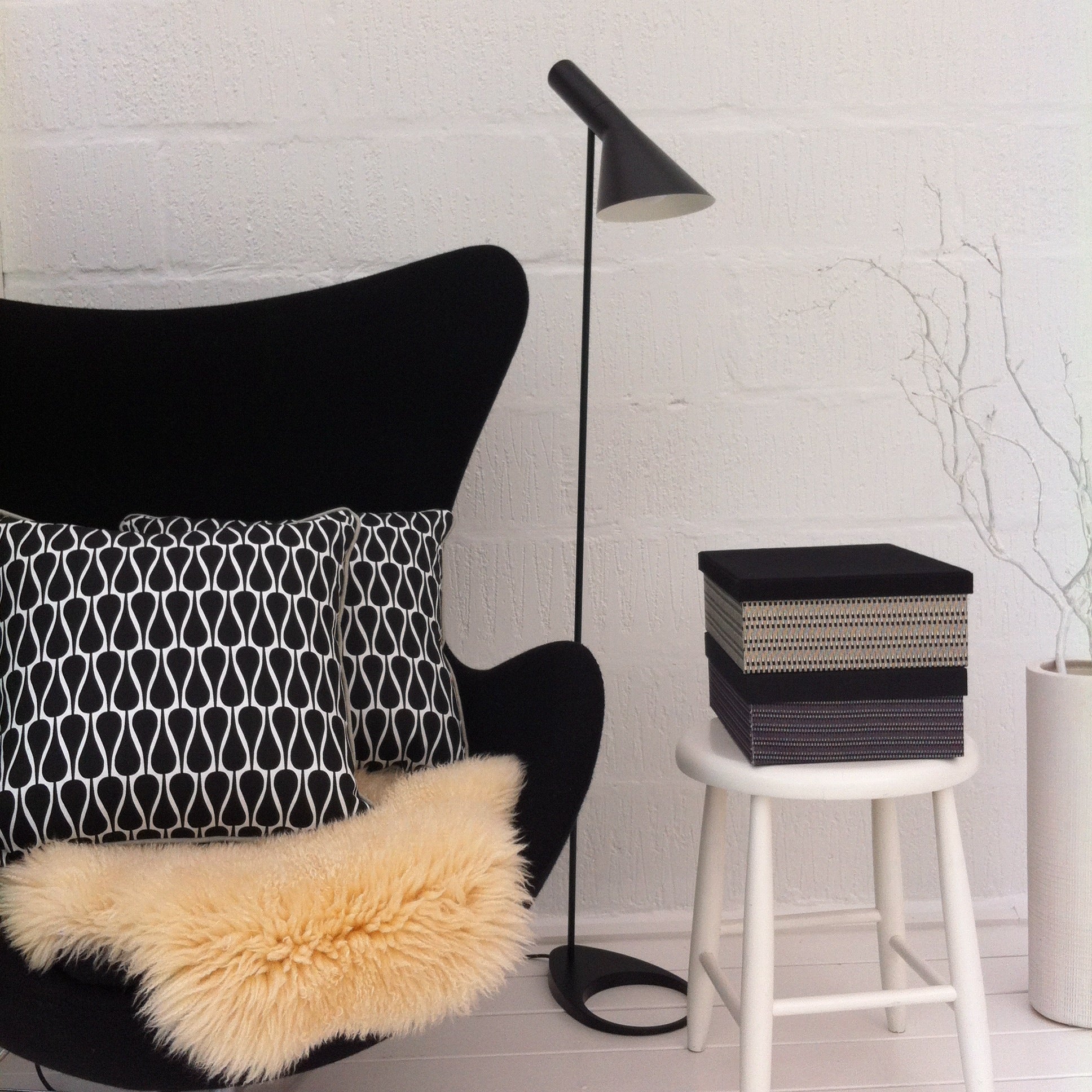 Pyntepude - Sorte & hvide Seeds 40x40 - Manostiles Danish Design