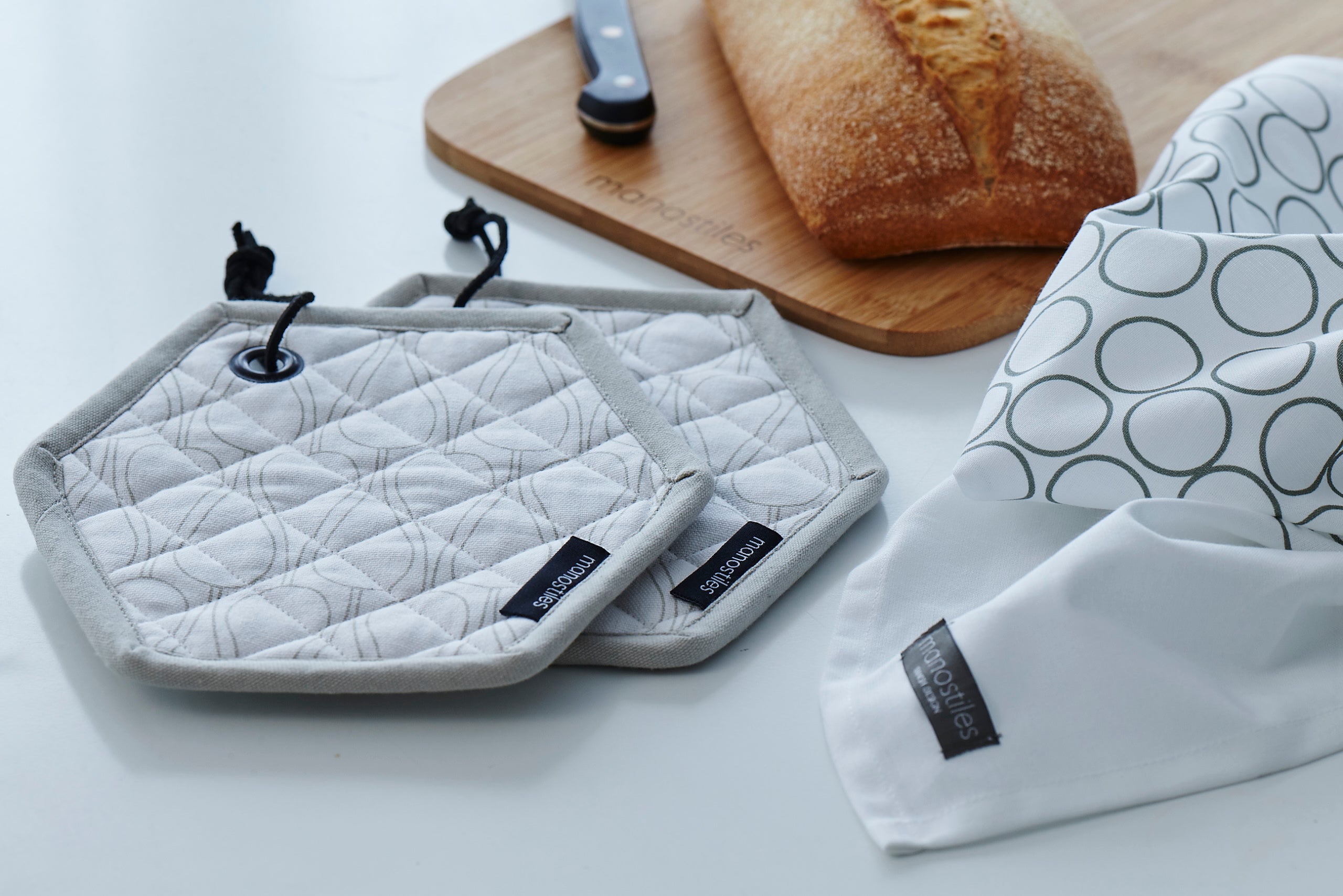 Grydelapper - Hvid m. grå seeds - Manostiles Danish Design