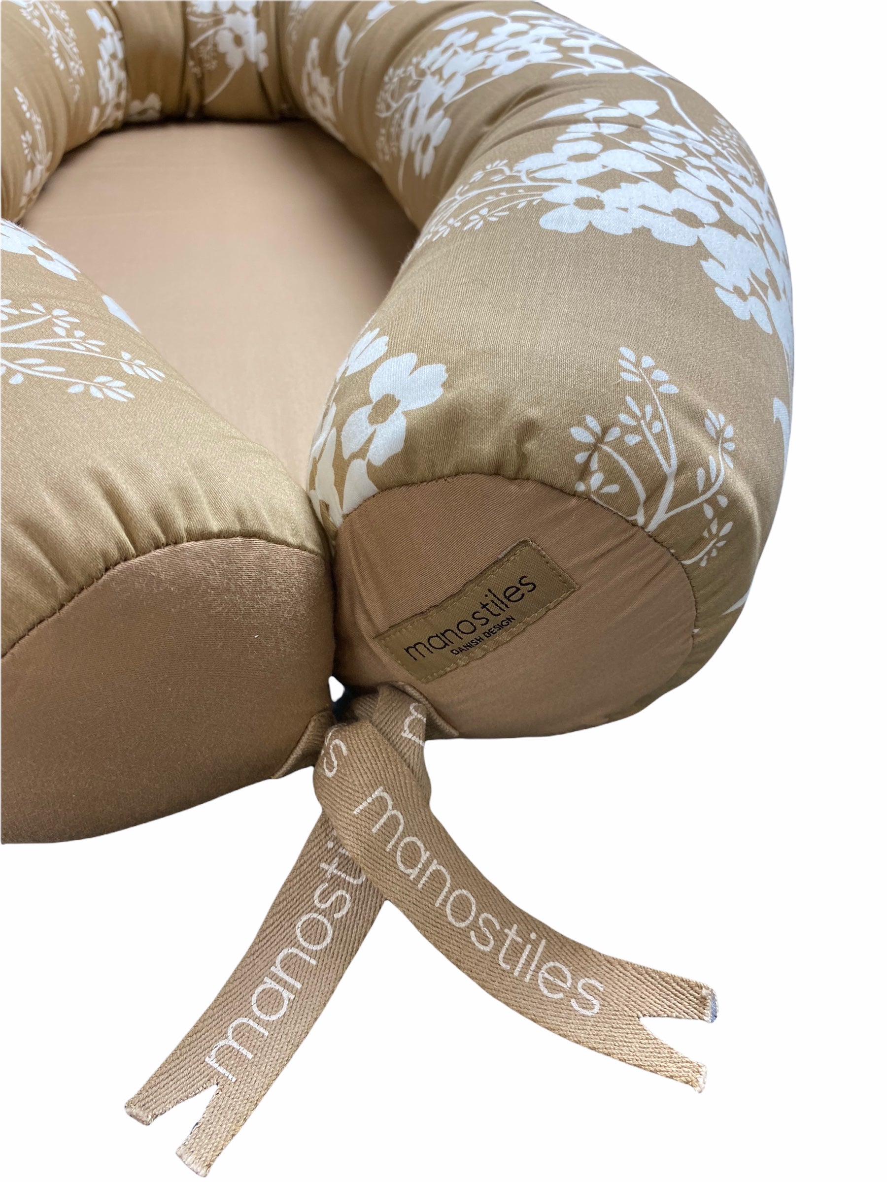 Babynest med vilde blomster design set fra bunden